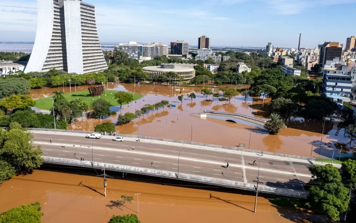 em estado de emergência, crise, desastre