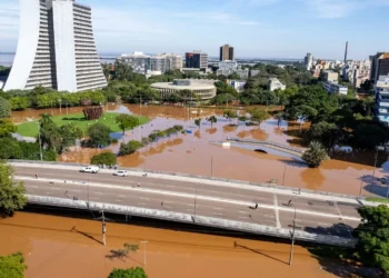 em estado de emergência, crise, desastre