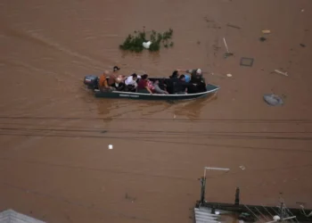 chuvas temporais, tempestades, inundações;