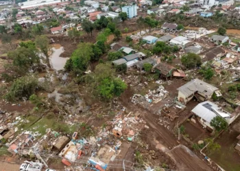 inundações, alagamentos;