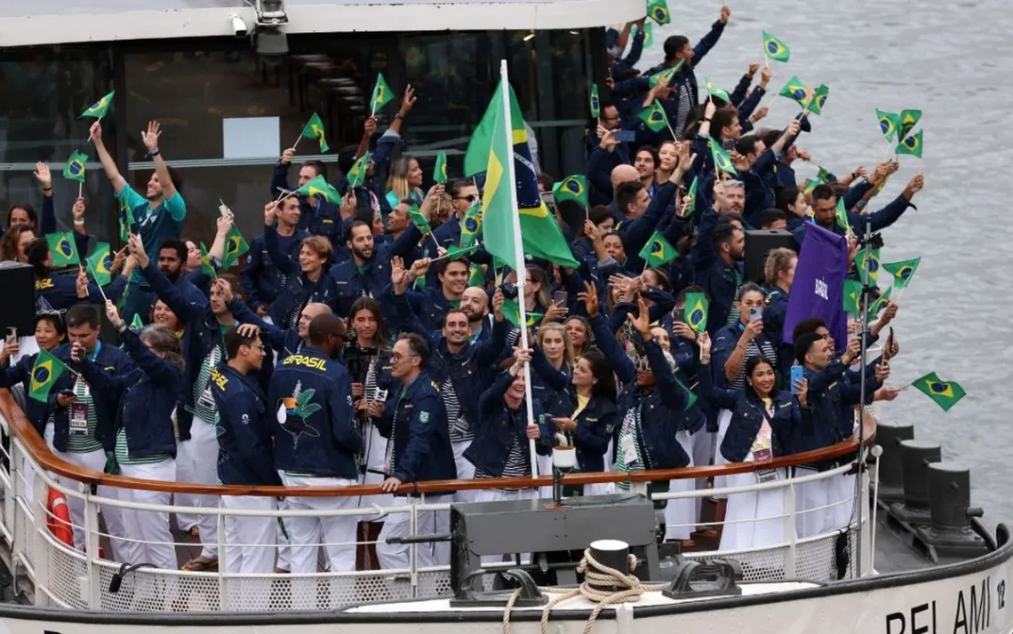 1 de 17  Atletas da delegação brasileira navegam pelo rio Sena na cerimônia de abertura dos Jogos Olímpicos Paris 2024 Crédito: Carl de Souza - Pool/Getty Images - Todos os direitos: © CNN Brasil