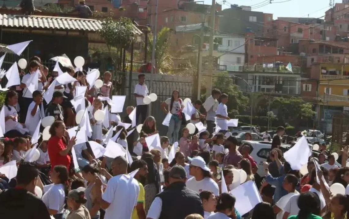 Favela, Comunidade;